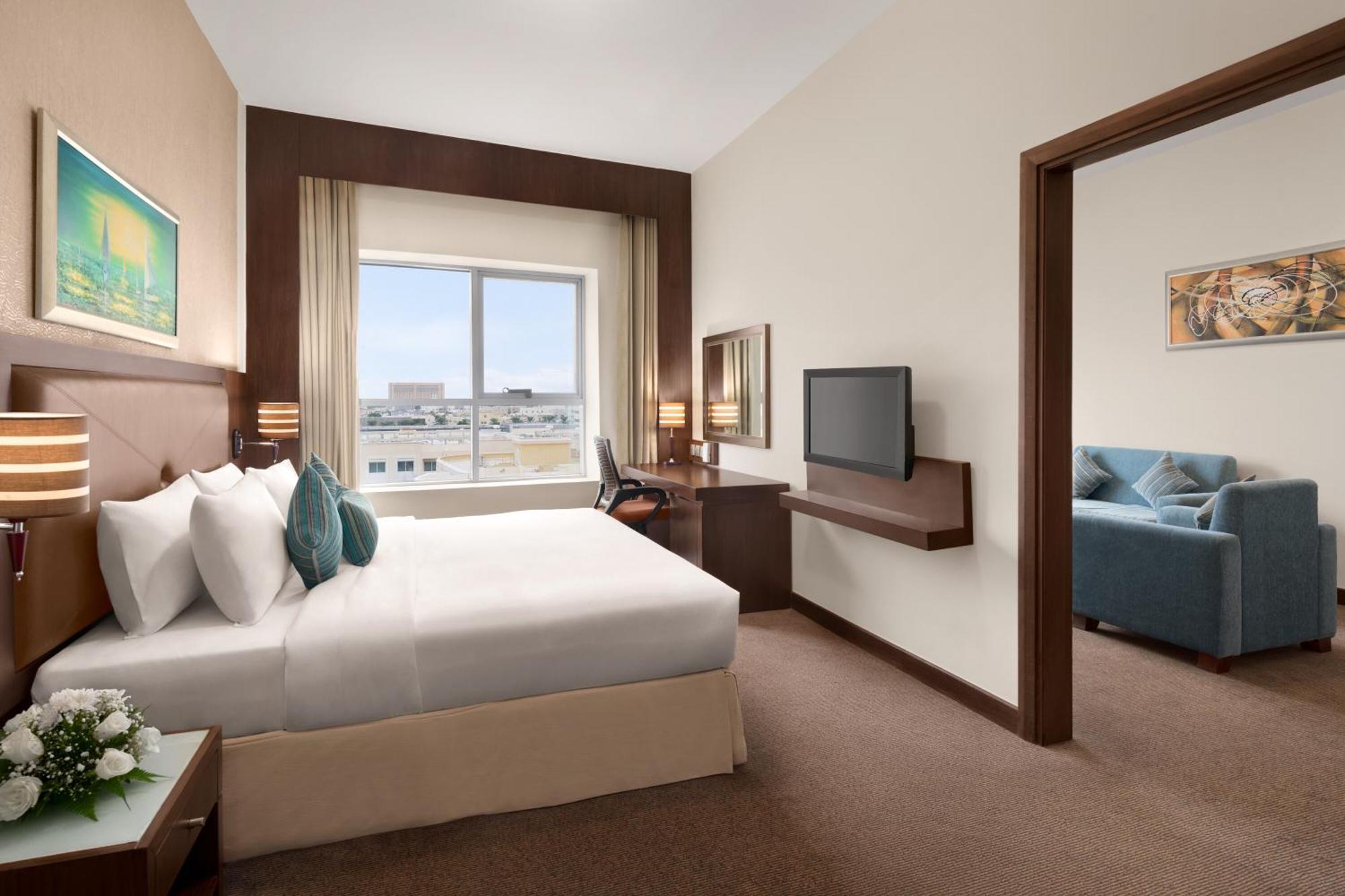 One-Bedroom King Suite Non-Smoking F&B